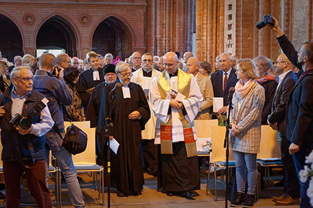 Einzug der Geistlichen zum Festgottesdienst in der Friedenskirche